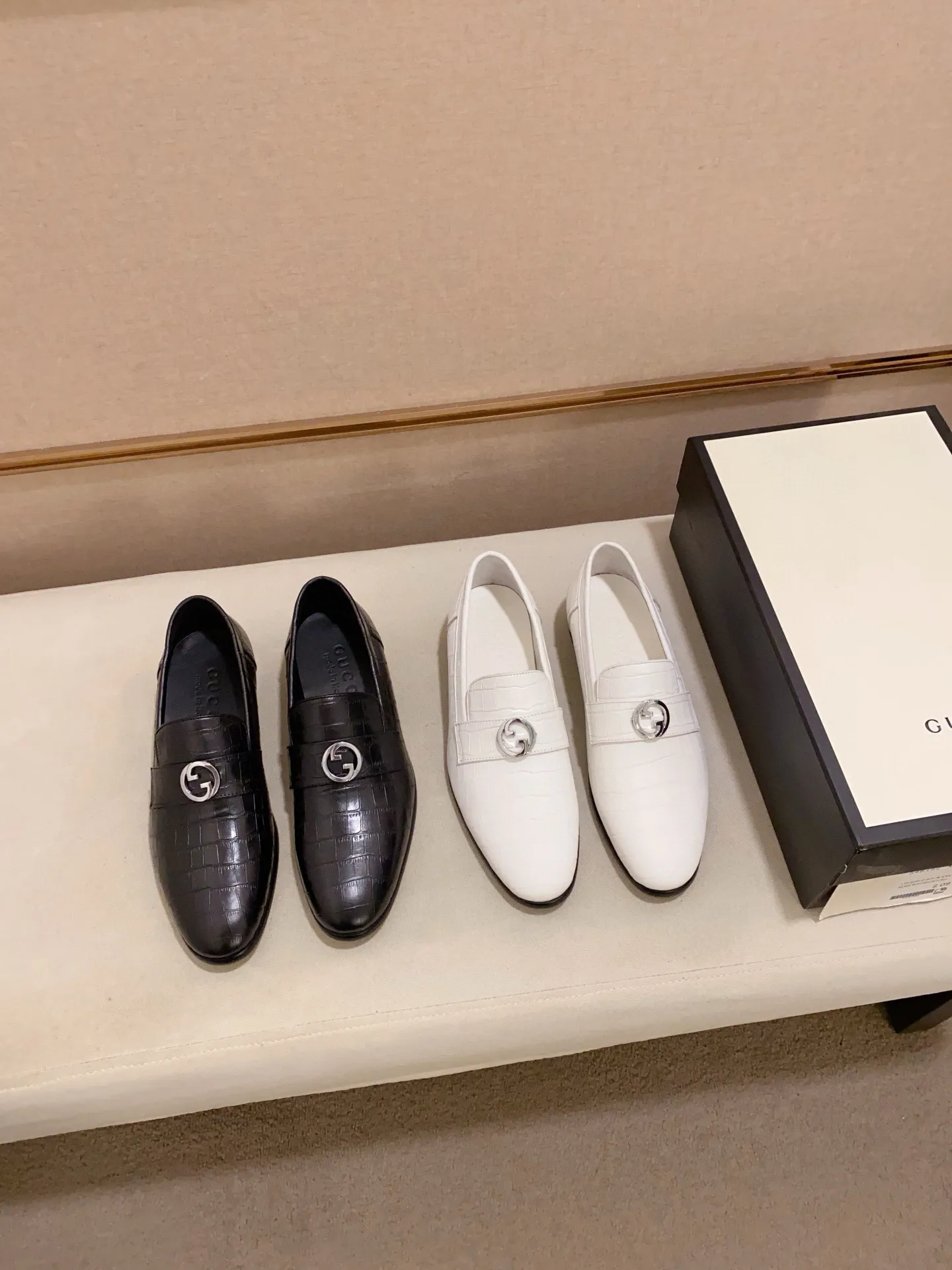 Men's shoes 💰: 520💰 (GUCCI) new series ss hot new products 💢 💠 Casual leather shoes 👞, first layer of cowhide, upper hardware buckles and logo on the sides of the shoe, brand logo on the insole and sole 💠 💎Upper: 100% cowhide 💎Inner: cowhide/100% 💎Feet: cowhide/100% 💎Sole: rubber/100% 💎SIZE: 38 39 40 41 42 43 44 Can be customized 45